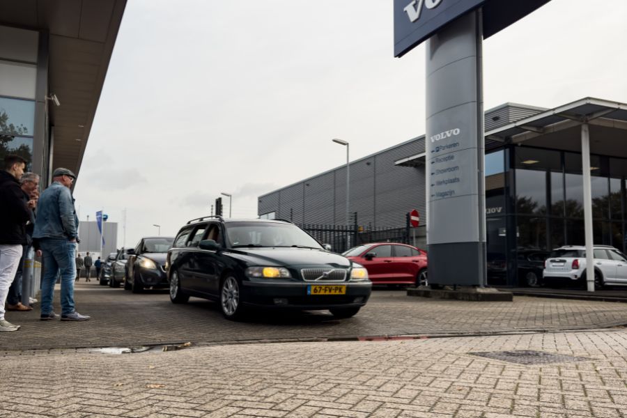 De herfstrit van de Volvo 850 Club gestart bij Autobedrijf Vos Oss.